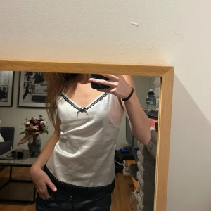 Vintage topp  - Jätte fin vintage topp som är i satin likande material. Sparsamt använd och är där av i väldigt bra skick. Skulle säga att den passar allt ifrn XS-M.