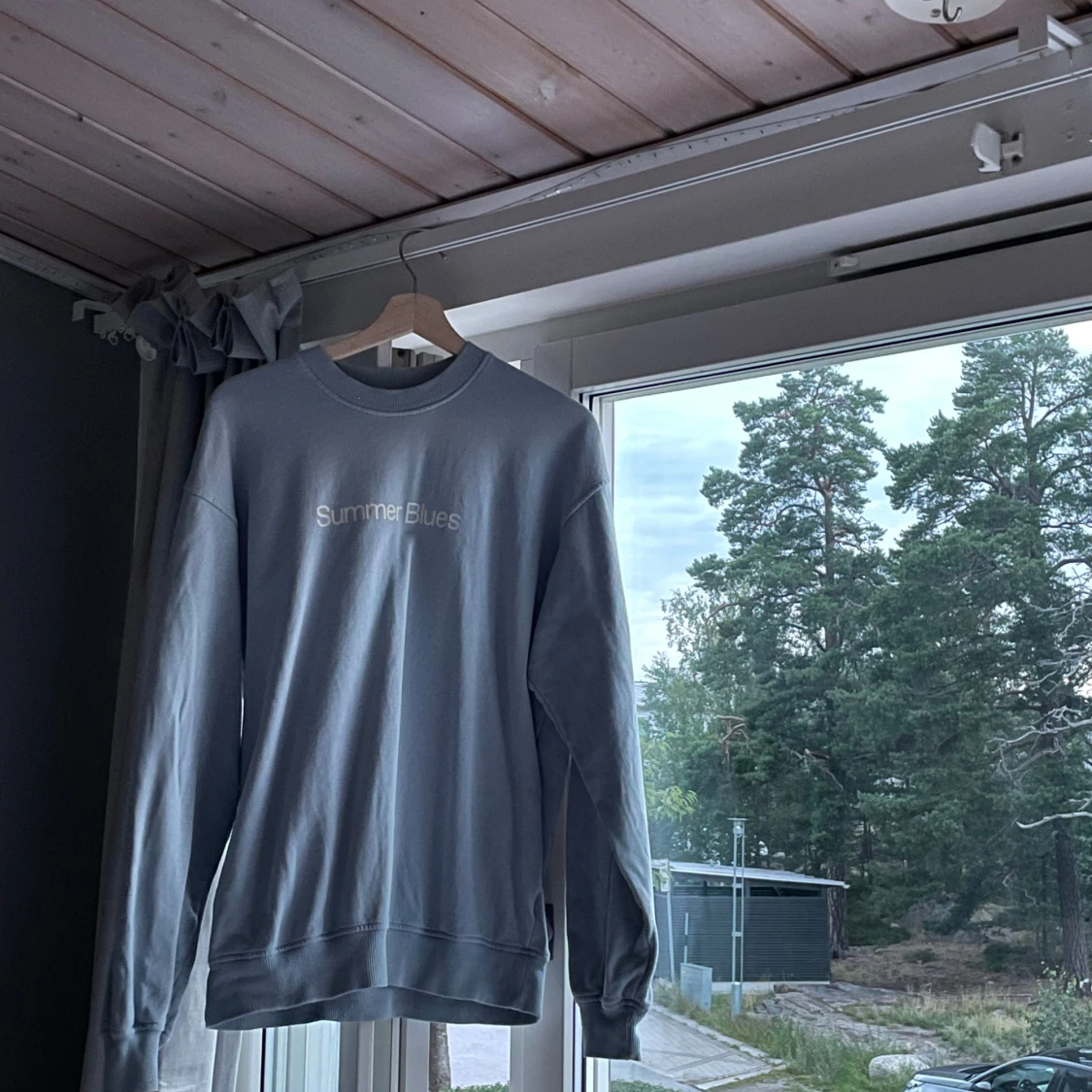 Ljusblå sweatshirt