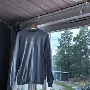 Ljusblå sweatshirt  - Använd två gånger innan jag insåg att jag var ute och hojade. Det är inte min stil men förhoppningsvis någon annans. Passar mig som en handske 184cm