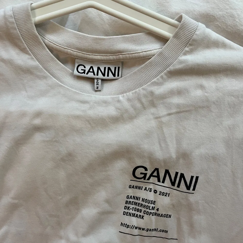 T-shirt från Ganni med fjäril på ryggen! Storlek XXS men passar bra på mig som vanligtvis har S/M! Väl använd men fortfarande fint skick, därav priset . T-shirts.