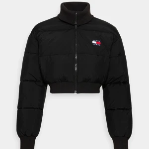 Tommy Hilfiger vinterjacka  - Nypris 2595 jag säljer den för 1700, köpt på Zalando förra året (har kvitto kvar)  Det är en storlek XL men väldigt liten i storlek, passar mig som är en M/L.  Har bara haft den på mig en gång så den är som ny, kan skicka egna bilder vid intresse.