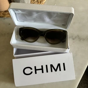 Chimi solglasögon  - Säljer mina chimi sun 06.2 Green💓 helt oanvänd, väldigt fin men kommer ej till användning tyvärr då jag har andra solglasögon att använda💓 paket medföljer🌟