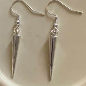 Spikörhängen - Väldigt fina och snygga Stockholmsstil örhängen med ett väldigt bra pris🩷🩷🩷