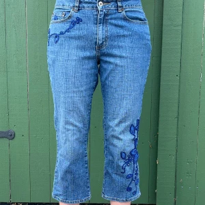Korta vintage Jeans - Ett par snygga korta jeans med vackra detaljer jag köpte på betond retro. Midjemått är 39 tvärs över och innerbenslängd 58