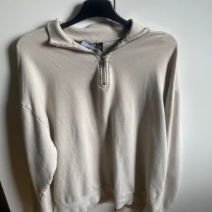 Halfzip  - Hej säljer en Halfzip från asos då den inte kommer till någon användning längre. Den blev använd ett fåtal gånger men nu används den inte alls. Det står XS men jag tycker den passar S också. Frågor? Skriv!💬