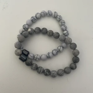 Armbands duon - Armband som passar till många outfits. Vill du bara köpa en? Då kostar det 49 kronor. 2= 69.     Om du vill ha billigare frakt, skriv privat så kan jag fixa 