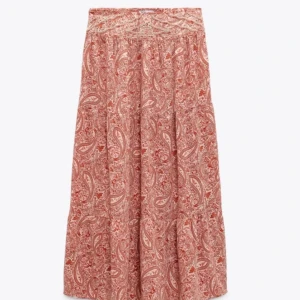 Långkjol - As söt zara kjol, kommer inte till användning längre kan diskutera pris!  Skriv för fler bilder❤️