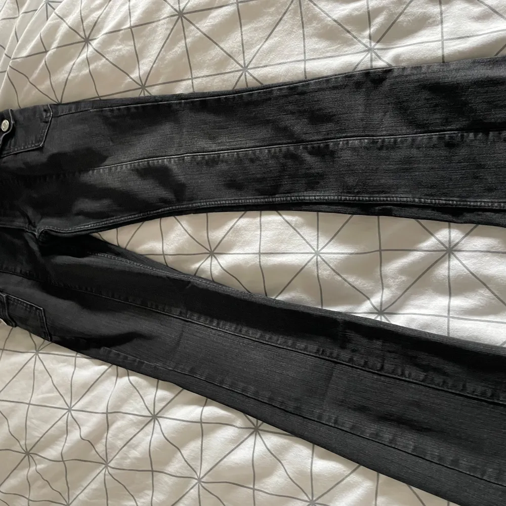  Dessa byxor använder några få gånger men är i bra skick. Det är i storlek 152 och används inte på grund av att de är för korta och jag vill ha låg midjade byxor . Jeans & Byxor.