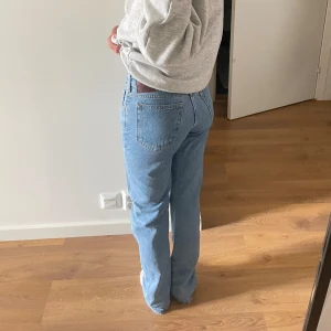 Low straight jeans - Superfina jeans från bikbok som tyvärr har blivit för små för mig vid midjan. Bra skick. Storlek 24 midjemått och 34 i längden. Pris kan diskuteras.