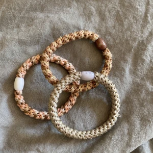 Knekki snoddar - superfina knekki liknande snoddar! den rosa och den gröna är ifrån supersnodden och den bruna ifrån glitter. ☺️