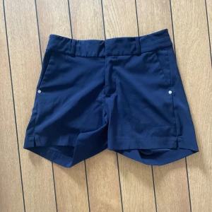 Marinblå golf/seglings shorts - Shorts från Röhnisch, marinblå
