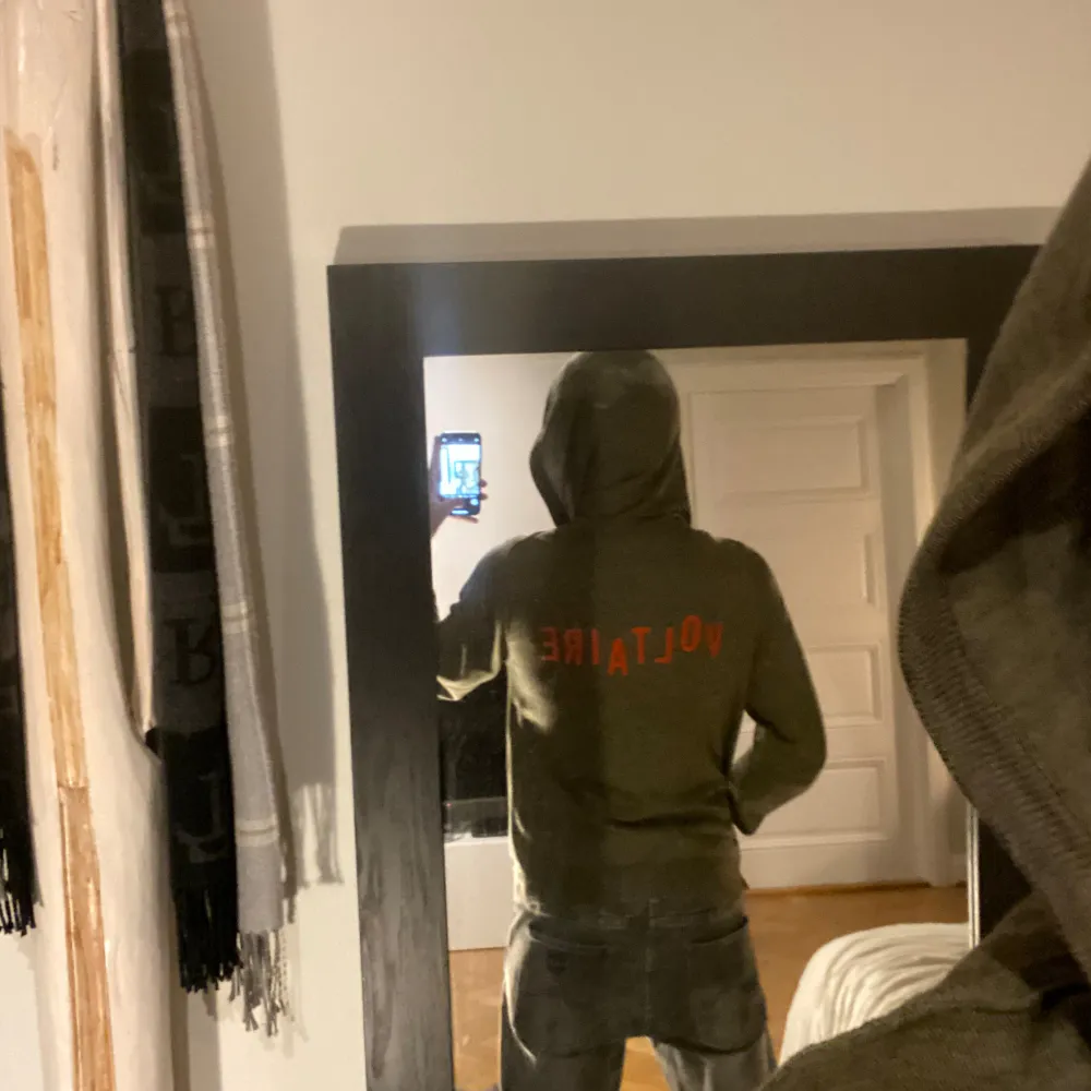 Tja, säljer denna riktigt sköna Zadig&Voltair  hoodie. i storleken M. skicket är 9,5/10 ser helt ny ut.  tar emot byten, bara skicka bud. säljer denna för 2399kr. Bara skriva för fler bilder/frågor(:. Hoodies.