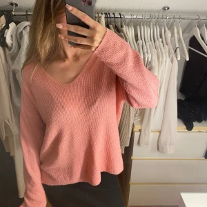 Rosta stickad tröja - B ringad rosa stickad tröja, den är mer rosa i värkligheten💞