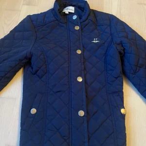 Jacka  - Jättefin mörkblå jacka från Hampton rebublic i storlek 146 Jag säljer den för 179kr pris kan diskuteras 