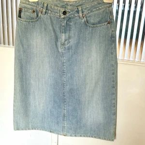  Peak Performance jeans kjol - Snygg jeanskjol, lite använd, som ny, knappt använd. 
