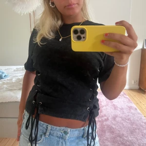 T-shirt med knytning  - Super snygg t shirt med knytning på sidan!
