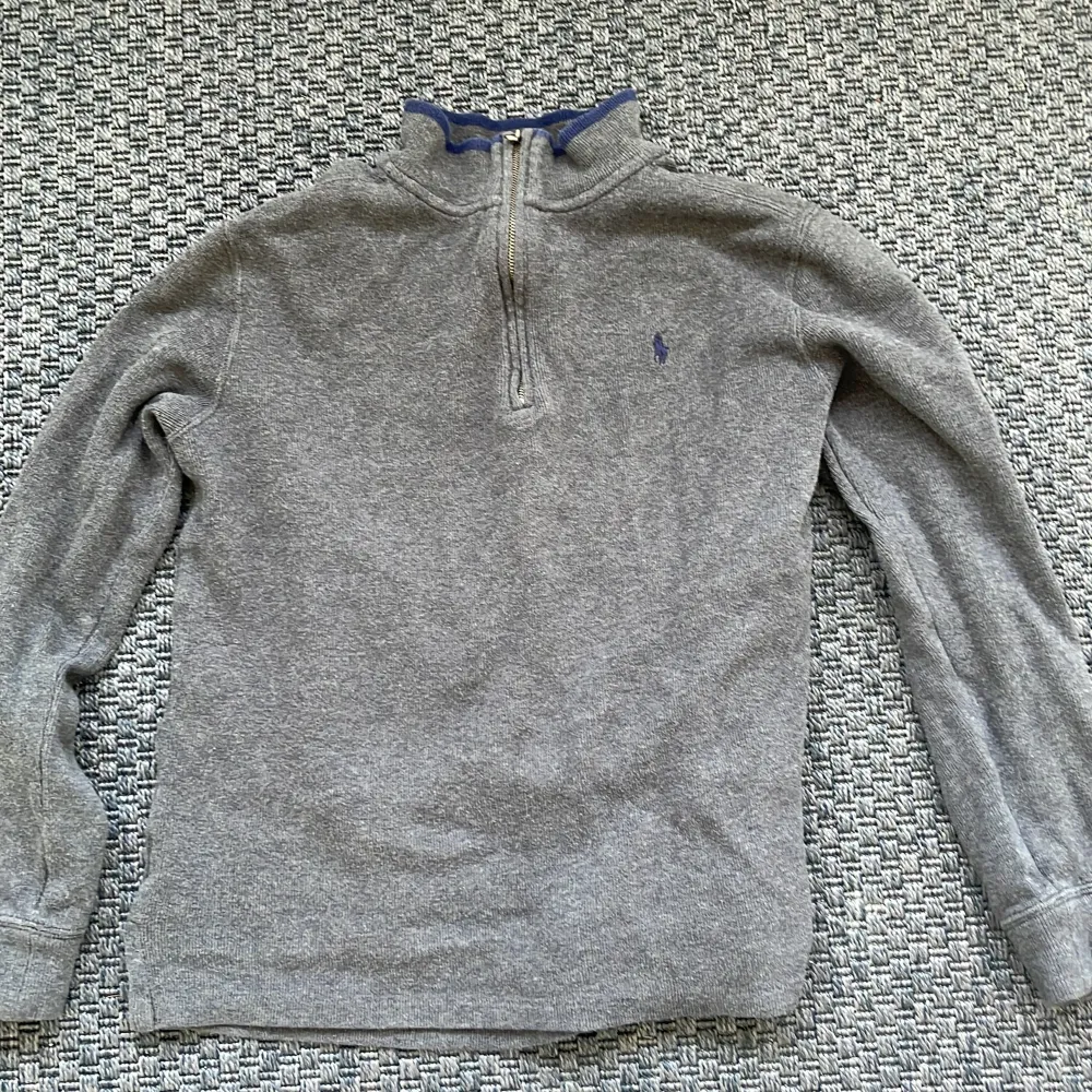 Säljer nu denna otroligt snygga half zip från Ralph Lauren i storlek XL i junior storlek men sitter som M😁 Mitt pris 499kr Skriv vid funderingar !. Hoodies.