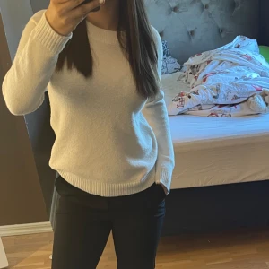 Jätte fin vit tröja!!💗 - Vit stickad tröja från veromoda använd några gånger men fortfarande i bra skick. Och det e storlek M men passar också L💞