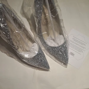 Buffalo klackar - nästan ALDRIG använda, klack på 11-12cm, storlek 42