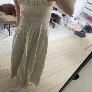 Bandåklänning - En jättefin klänning från HM som är i nyskick och knappast använd! Jättefin att ha nu i sommar eller på solsemester❤️💗
