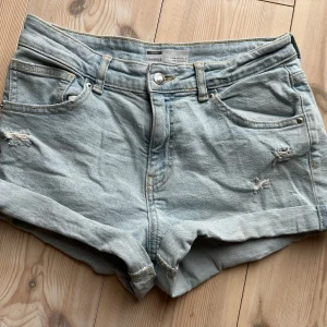 Jeansshorts, 38 - Jeansshorts, utseende enl bild  Storlek 38 Från Bershka  Sparsamt använda 