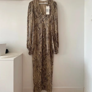 Adoore klänning - Helt ny med prislapp! 