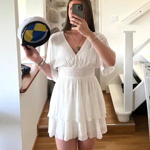 Vit Klänning - Säljer min student klänning. Så fin och söt vit klänning som är i nyskick ❣️❣️❣️