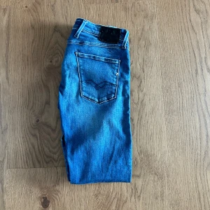 Replay jeans Anbass  - Säljer nu dessa sjukt snygga replay Anbass jeans | skick 9/10 | ny pris 2000 kr | mitt pris 649 kr | Hör av dig vid lilla minsta fundering 😁🤝