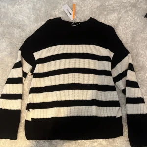 Stickad tröja svart och vit randig  - Stickad randig svart och vit tröja från Gina young, prislappen kvar, aldrig använd