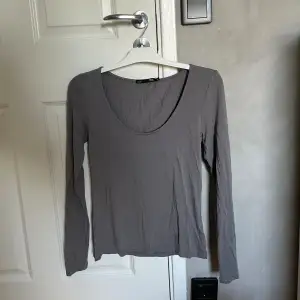 Helt oanvänd lager 157 grå långärmad tröja. Super fin och enkel!