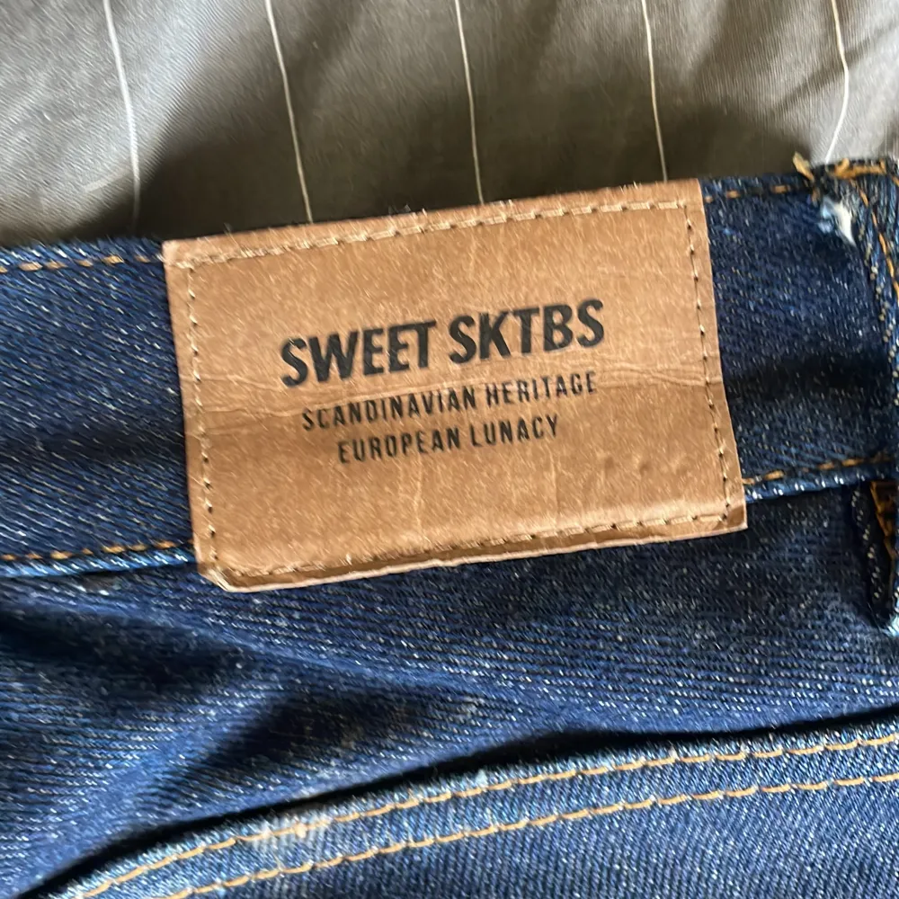 Tjensäljer mina feta skbt jeans då jag inte gillar dom längre💸 dom har lite tecken på begagnade som då syns där nedre på byxorna👖 dom passar någon som är runt 175cm🔥 fråga gärna om flera frågor och priset är inte hugget i stenen🪨🗡️. Jeans & Byxor.