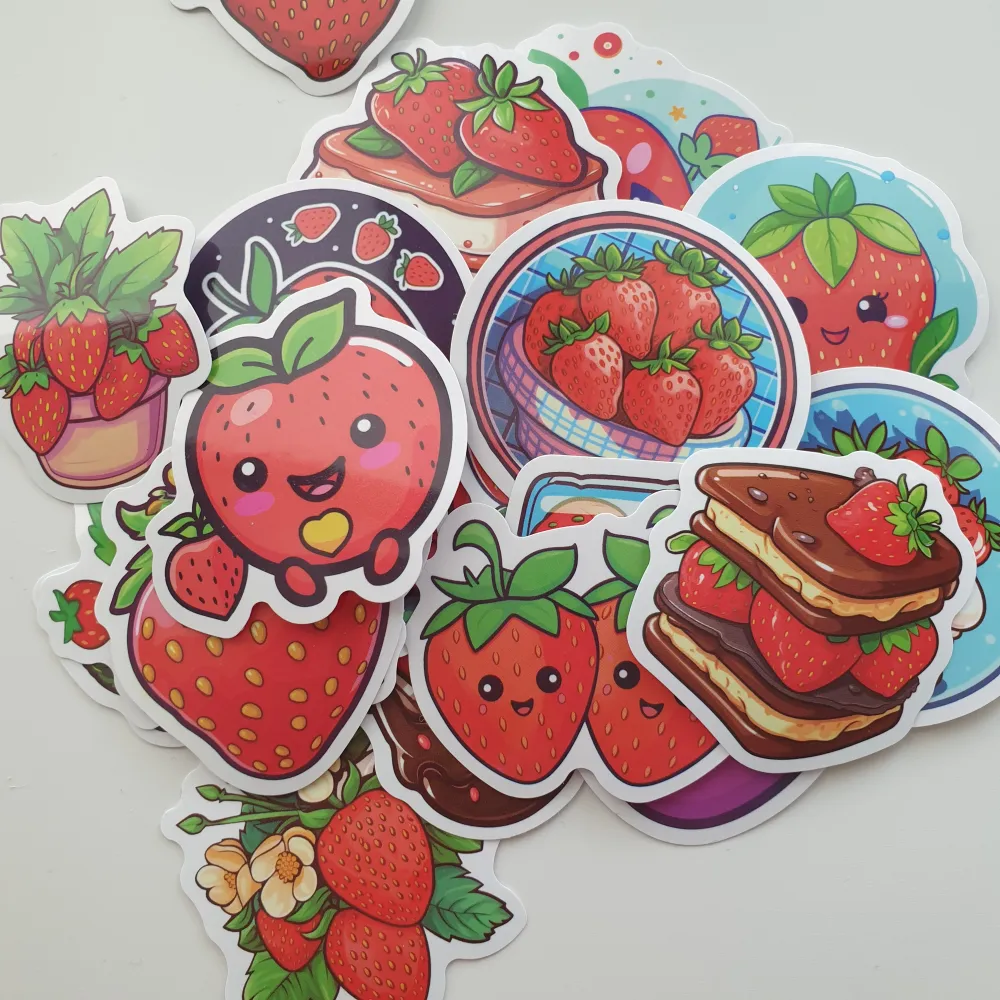 Klistermärken/stickers  Motiv: jordgubbe  Antal: 24st  Skick: nya/oanvända  Kul att använda till pyssel, scrapbooking och annat . Övrigt.