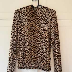 Tröja - Använd men i gott skick. Storleken är L men skulle säga att den är mer som en M