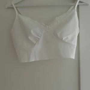 Vit linne - Vit linne med spets från Shein🩷 använd fåtal gånger men är i bra skick 