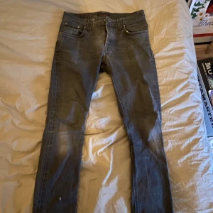 Nudie Jeans - Gråa Grim Tim Nudie Jeans i storlek 31/32
