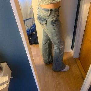 Bootcut jeans - Snygga bootcut jeans från h&m💕jättelitet hål på baksidan