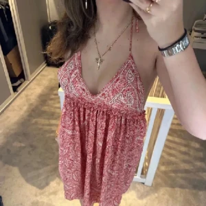 Zara klänning - Säljer denna jättfina röda klänningen🩷 justerbar klänning (med band) vilket gör att den passar xs-M :) från zara! ( första bilden är  lånad)