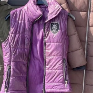 Ridväst - Ridväst lila stl s knappt använd 
