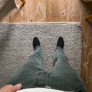 Regular/loose Jeans - Grå/gröna Jeans från Zara. Passar riktigt bra, snygga och sköna! Säljer då jag knappt aldrig använt dem. Storlek EUR 44 men är typ som 32/34.