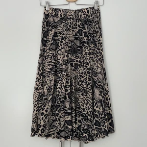 Plisserad kjol Gina Tricot  - Kjol i leopardmönster från Gina. Mid length. Plisserad. 