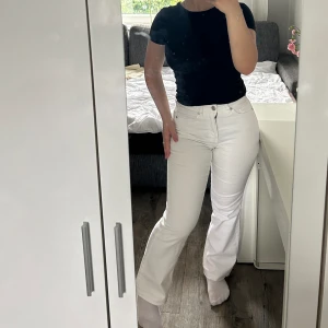 vita jeans KAPPAHL - HELT nya, endast testade! silver detaljer & lite stretchiga.  Har sprättat upp stygnen längst ner för att de skulle bli längre.  Passar någon under 160.  