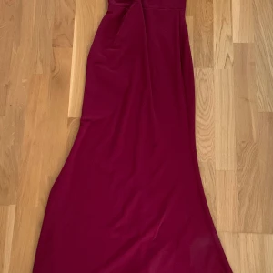 Vinröd klänning från WalG London  - Nyskick endast använd en gång
