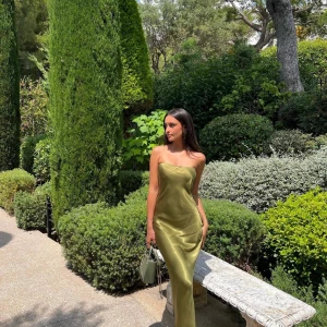 Olivgrön klänning från Revolve  - Säljer denna superfina klänningen från SNDYS x Revolve. Knappt använd, kan skicka fler bilder om det behövs 🫒 