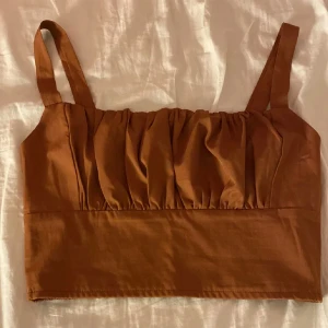 Linne med volang på brösten  - Ett linne som aldrig är använt med volang på brösten.