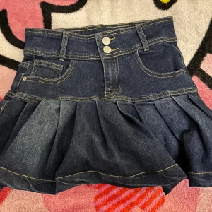 Minikjol  - Denim mini kjol i bra skick. Använd max 2 gånger!