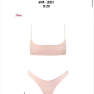 Glittrig triangl bikini - Helt oanvänd bikin från märket triangl i storlek xs. Nypris ca 1000 med frakt men säljer för 250kr