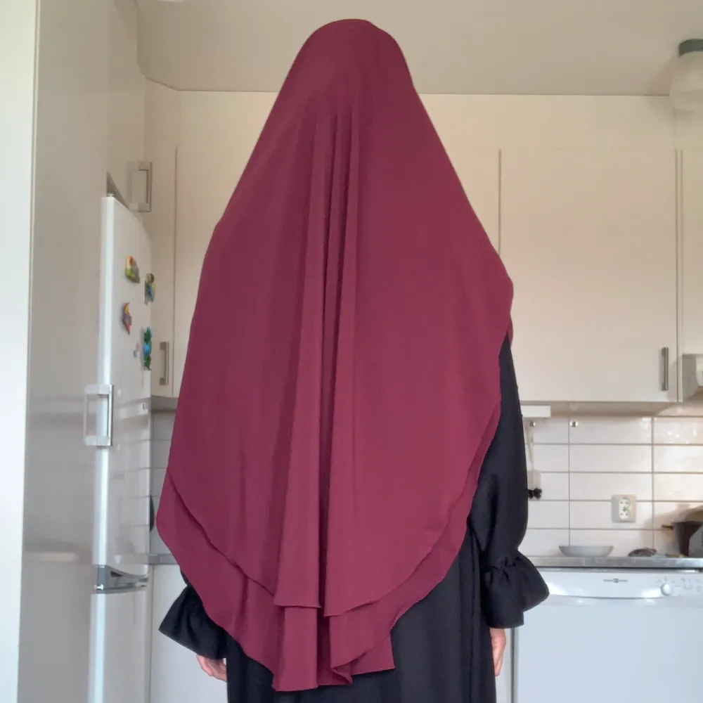 LesSultanas Khimar i färgen akademia (säljs inte längre)  Premium chiffong, ogenomskinlig  Kan omvandlas till niqab. Otroligt fin men kom aldrig till användning . Övrigt.