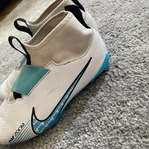 Nike fotbollsskor - Helt okej skick, dom är använda och kommer så klart tvätta dom innan om de är så att man vill de, köpte för 1300kr ungefär. 