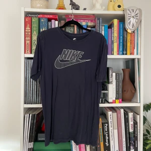 Nike navy blue logo tee - Marinblå Nike tshirt