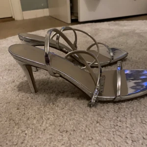 Silvriga klackskor  - Silvriga klackskor från boohoo i storlek 39.  Superfina klackar som passar till alla tillfällen. I väldigt bra skick och aldrig använda  Skriv för fler bilder!💕